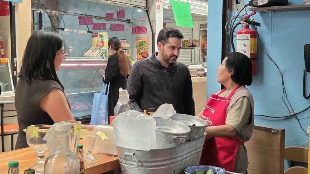 ATIENDE AGUSTÍN DORANTES A ADULTOS MAYORES Y COMERCIANTES EN PEQUEÑO 3 IMG 20261020 WA0014
