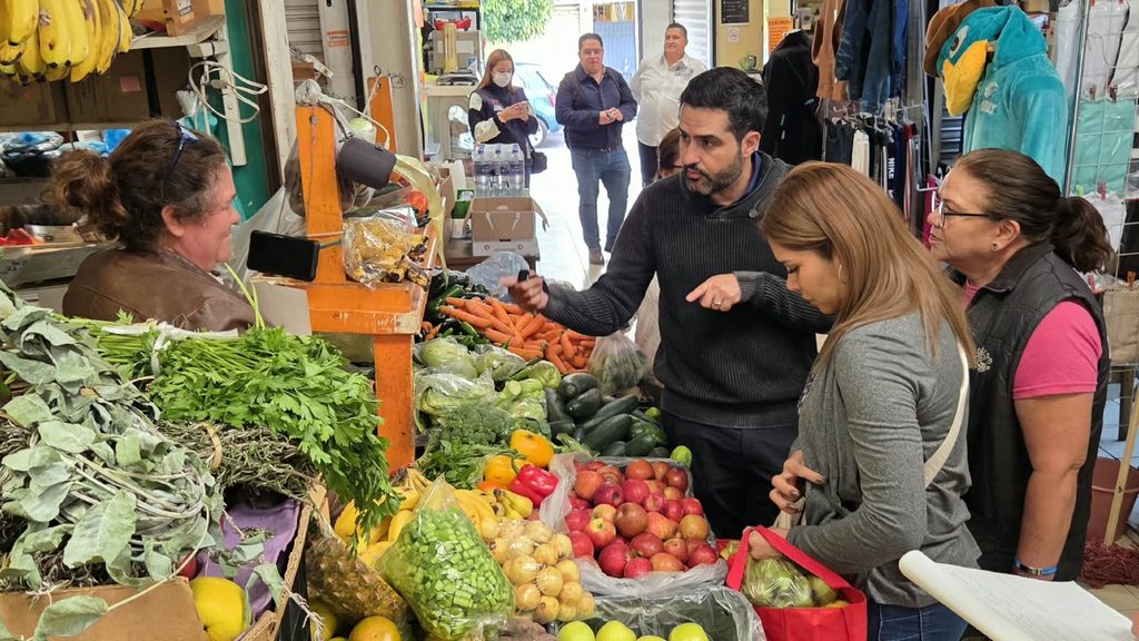 ATIENDE AGUSTÍN DORANTES A ADULTOS MAYORES Y COMERCIANTES EN PEQUEÑO 2 IMG 20261020 WA0017