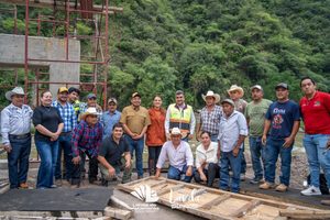 YUNI BENÍTEZ SUPERVISA AVANCES DEL PUENTE PEATONAL COLGANTE SOBRE EL RÍO MOCTEZUMA, UNA OBRA QUE FORTALECE LA CONEXIÓN ENTRE QUERÉTARO E HIDALGO