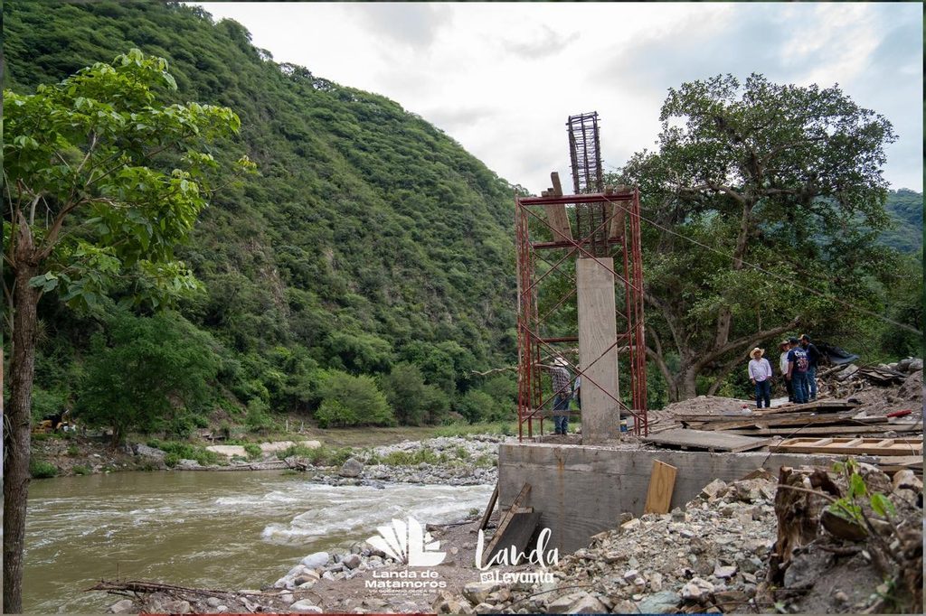 YUNI BENÍTEZ SUPERVISA AVANCES DEL PUENTE PEATONAL COLGANTE SOBRE EL RÍO MOCTEZUMA, UNA OBRA QUE FORTALECE LA CONEXIÓN ENTRE QUERÉTARO E HIDALGO 3 IMG 20261021 WA0046