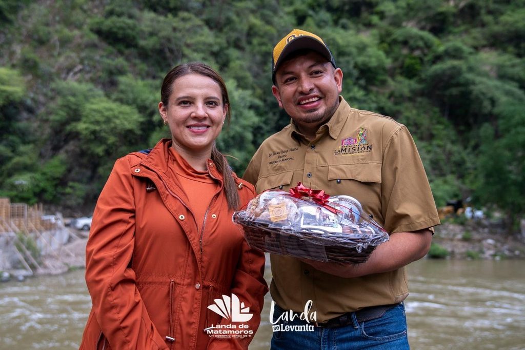 YUNI BENÍTEZ SUPERVISA AVANCES DEL PUENTE PEATONAL COLGANTE SOBRE EL RÍO MOCTEZUMA, UNA OBRA QUE FORTALECE LA CONEXIÓN ENTRE QUERÉTARO E HIDALGO 2 IMG 20261021 WA0047
