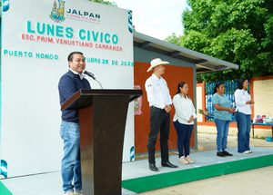ENCABEZA RUBÉN HERNÁNDEZ LUNES CÍVICO EN LA COMUNIDAD DE PUERTO HONDO
