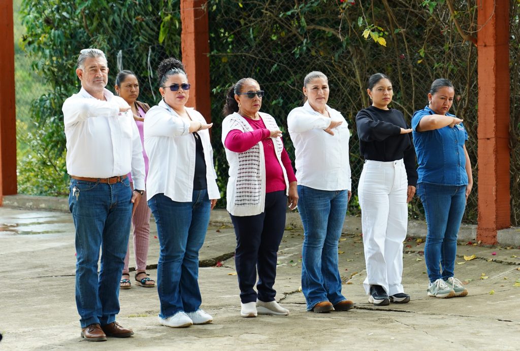ENCABEZA RUBÉN HERNÁNDEZ LUNES CÍVICO EN LA COMUNIDAD DE PUERTO HONDO 3 IMG 20261026 WA0037