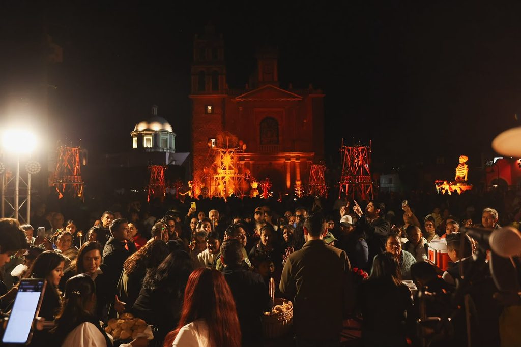 INAUGURAN ALTAR MONUMENTAL DE DÍA DE MUERTOS EN TEQUISQUIAPAN CON EL FESTIVAL “TEJEDORES DE LUZ” 2 IMG 20261030 WA0056