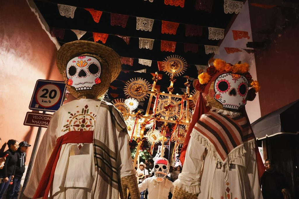 INAUGURAN ALTAR MONUMENTAL DE DÍA DE MUERTOS EN TEQUISQUIAPAN CON EL FESTIVAL “TEJEDORES DE LUZ” 1 IMG 20261030 WA0065