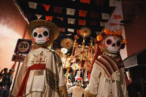 INAUGURAN ALTAR MONUMENTAL DE DÍA DE MUERTOS EN TEQUISQUIAPAN CON EL FESTIVAL “TEJEDORES DE LUZ”