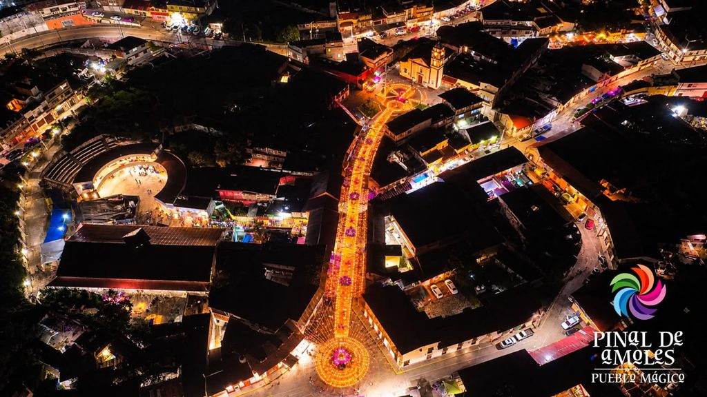 PINAL DE AMOLES CELEBRA EL ENCENDIDO DE LA NOVENA EDICIÓN DEL CAMINO DE LUZ. 🕯️ 2 IMG 20261031 WA0043