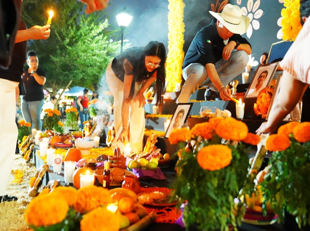 GOBIERNO MUNICIPAL DE JALPAN REALIZA ENCENDIDO DE VELAS EN ALTAR MONUMENTAL 3 IMG 20261031 WA0053