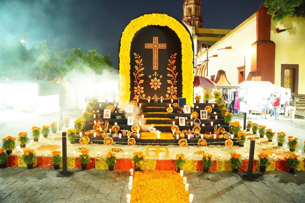 GOBIERNO MUNICIPAL DE JALPAN REALIZA ENCENDIDO DE VELAS EN ALTAR MONUMENTAL 2 IMG 20261031 WA0056