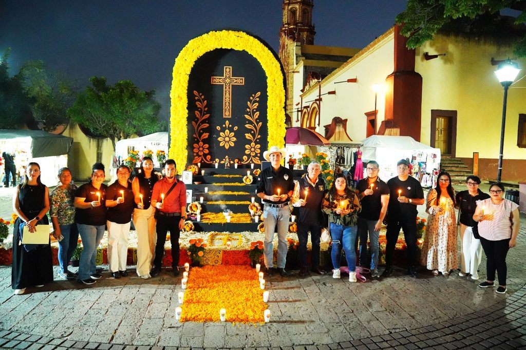 GOBIERNO MUNICIPAL DE JALPAN REALIZA ENCENDIDO DE VELAS EN ALTAR MONUMENTAL 1 IMG 20261031 WA0058