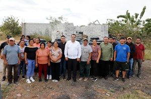 ENTREGA GASPAR TRUEBA TINACOS A FAMILIAS DE LA ESPERANZA Y ANUNCIA APOYOS PARA URECHO