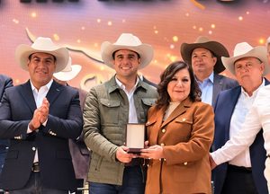 RECIBE MARILÚ ÁBREGO LA MEDALLA PRESIDENCIAL AL MÉRITO GANADERO