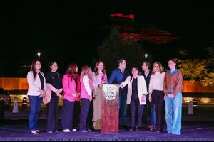 CHEPE GUERRERO ILUMINA DE ROSA LA PIRÁMIDE DE EL PUEBLITO PARA CREAR CONCIENCIA SOBRE EL CÁNCER DE MAMA