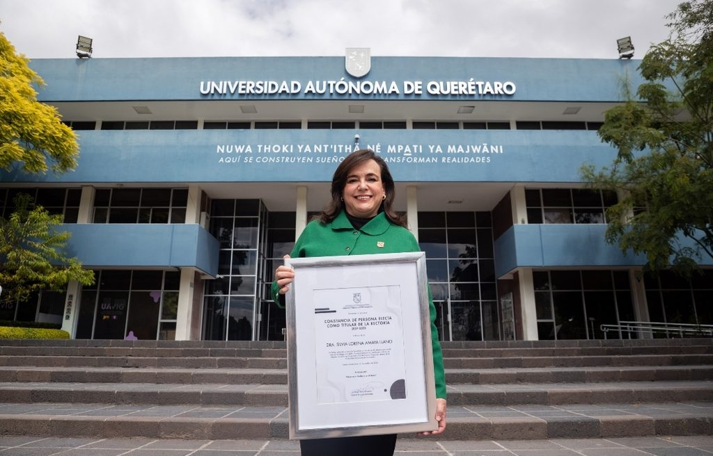 RECIBE DRA. SILVIA AMAYA LLANO CONSTANCIA COMO RECTORA ELECTA DE LA UAQ 1 Screenshot 20261021 145400