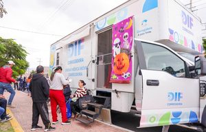 CHEPE GUERRERO ACERCA TRÁMITES Y SERVICIOS A LAS FAMILIAS DE MISIÓN SAN CARLOS